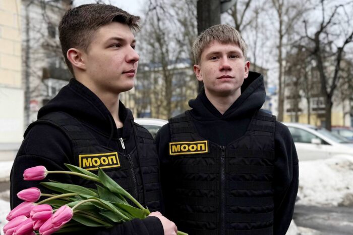 «Цветочный патруль» встретил автоледи на городских дорогах и в стенах районной администрации