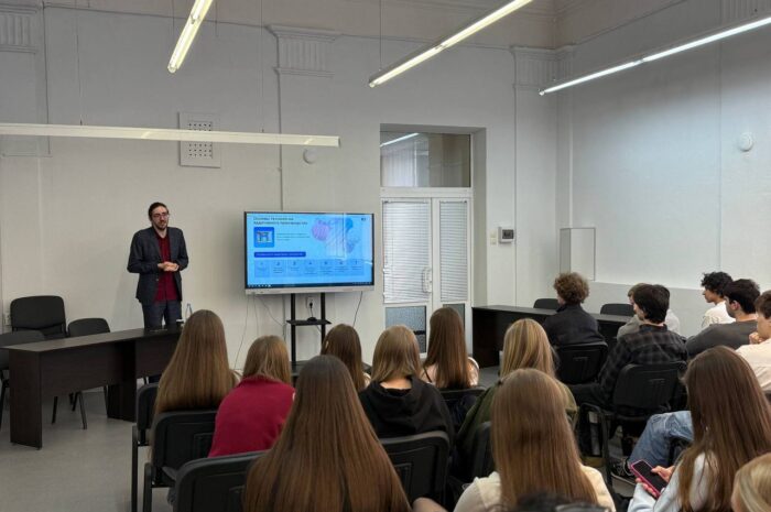 В колледже снова кипела интеллектуальная жизнь