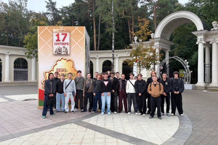 Учащиеся колледжа посетили фотовыставку ко Дню народного единства в парке Челюскинцев